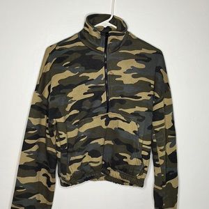 Cropped camo hoodie
